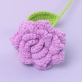 Handgefertigte Häkelrose in Lavendel mit grünen Blättern auf lila Hintergrund - Lila