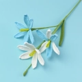 Handgehäkelte Zephiranthes-Zweig mit blau-weißen Blumen für die Tischdekoration zu Hause - Blau