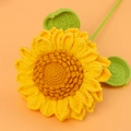 Handgefertigte gehäkelte Sonnenblume mit gelben Blütenblättern auf orangefarbenem Grund - Große Doppelschichtige Gelbe Sonnenblume (E-Stil)