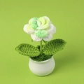 Planta de rosa de ganchillo hecha a mano para decoración de mesa en blanco y amarillo - Verde Escocia