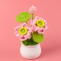 Handgefertigte gehäkelte Lotusblume im Topf mit rosa Blüten auf rosafarbenem Hintergrund - Rosa Lotus-Topfpflanze / 2 Blüten 2 Blätter 1 Knospe / Rosa
