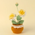 Handgefertigte Häkel-Rose im Topf mit gelben Blüten und grünen Blättern für Deko - 2 Blumen 1 Knospe Rose Topfpflanze / Gelb
