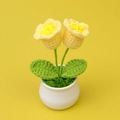 Handgehäkelte gelbe Tulpe im weißen Topf als Dekoration für den Schreibtisch - 2-Kopf Maiglöckchen im Topf (Blattgrün) / Gelb