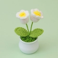 Handgefertigte gehäkelte weiße Blume im weißen Keramiktopf mit grünen Blättern - 2-Kopf Maiglöckchen im Topf (Blattgrün) / Weiß
