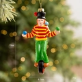 Ornamento natalizio clown del circo su monociclo con strisce rosse e gialle - Pagliaccio