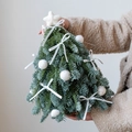 Detalle de mini árbol de Navidad artificial con lazos blancos y estrella de fieltro - Estilo B Árbol decorado de abeto Nobel artificial de 35cm (Terminado)