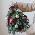 Mini árbol de Navidad de abeto noble con lazos rojos y estrella dorada en mano - Estilo C Árbol decorado de abeto Nobel artificial de 35cm (Terminado)