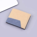 Cartera corta de lona en beige y azul denim con diseño de retazos y textura textil - café