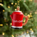 Roter Kaffeekannen-Weihnachtsbaumschmuck mit Fresh Coffee Text und goldener Kordel - Espressokocher