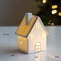 Casetta di Natale in ceramica bianca luminosa alta 10,5cm con finestre traforate e luci - Stile D Casa Bassa E Larga