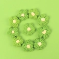 Detail von 11 handgehäkelten grünen Blumen mit gelber Mitte für DIY-Zubehör - Zartgrüne Blütenblätter