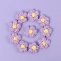 Detail von 11 lila gehäkelten Puffblumen mit gelber Mitte für DIY-Haar-Accessoires - Lila Blütenblätter