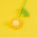 Handgefertigte Häkel-Sonnenblume mit gelben Blütenblättern und grünen Blättern als Geschenk - Gelber Gänseblümchenstrauß