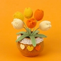 Plante de tulipes en crochet fait main avec fleurs colorées et pot avec dentelle - Tulipe Dégradé Orange en Pot (Grand)
