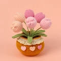 Pot de tulipes roses au crochet fait main avec bordure en dentelle et décor de cœur - Tulipe Dégradé Rose en Pot (Grand)
