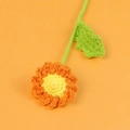 Nahaufnahme einer handgehäkelten Gänseblümchen-Blume mit orangefarbenen Blütenblättern - Oranger Gänseblümchenstrauß