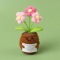 Fiore all'uncinetto fatto a mano in vaso con base a sorriso e biglietto d'auguri - Fiore Soffio Rosa Sfumato (Vaso Cartoon e Biglietto)