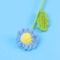 Detailaufnahme der handgehäkelten Gänseblümchen mit blauen Wollblättern und gelbem Kern - Blauer Gänseblümchenstrauß