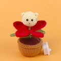 Dettaglio di vaso di fiori gatto all'uncinetto con gatto fatto a mano in fiore rosso - Pianta in vaso con luce notturna Gatto