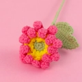 Détail macro d'un gerbera rose crocheté à la main avec centre jaune et tige verte - Produit Fini - Branche De Gerbera - Rouge Rose (une Trouvaille À Petit Prix)
