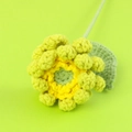 Détail macro d'un tournesol fait main au crochet avec des pétales jaunes et tige verte - Produit Fini - Branche De Gerbera - Vert Tendre (une Trouvaille À Petit Prix)