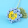 Vue détaillée d'une gerbera faite main au crochet avec texture de tricot bleue - Produit Fini - Branche De Gerbera - Bleu Foncé (une Trouvaille À Petit Prix)