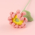 Gros plan d'une gerbera au crochet rose faite main montrant les détails du tricot - Produit Fini - Branche De Marguerite Africaine - Rose (une Trouvaille À Petit Prix)