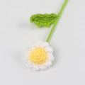 Nahaufnahme einer handgehäkelten weißen Gänseblümchenblume mit detaillierten Blütenblättern - Weißer Gänseblümchenstrauß