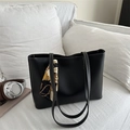 Grand sac cabas noir vintage avec surpiqûres contrastées blanches et accessoire foulard - Noir