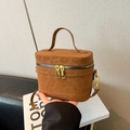 Bolso caja marrón con textura de leopardo, asa superior y correa de hombro dorada - Marrón