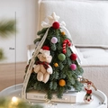 Mini árbol de Navidad 35cm con oso de peluche y bolas de fieltro para adorno de mesa - Árbol decorado de abeto Nobel artificial de 35cm (Terminado)