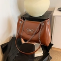 Bolso de hombro marrón brillante con lazo plateado y correa de cadena mixta - Marrón