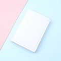 Tarjetero minimalista de cuero PU blanco con textura granulada y costuras precisas - Blanco