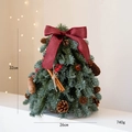 Mini árbol de Navidad de 32cm con lazo rojo, piñas y luces cálidas de ambiente - Árbol de abeto Nobel simulado de 32cm (Terminado)