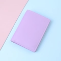 Tarjetero minimalista de cuero litchi lavanda con elegantes costuras blancas - Púrpura
