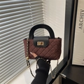 Retro bordeauxrode gewatteerde handtas met gouden ketting en gebogen handvat voor dagelijks - Bruin