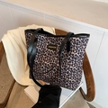 Grande borsa tote leopardata alla moda con manici neri in pelle e etichetta fashion - Leopardo Piccolo Nero