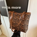 Grande borsa tote leopardata con manici in pelle marrone e toppa con logo fashion - Piccolo Leopardo Marrone