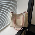 Borsa tote minimalista crema con tracolle rosa e catena d'argento per l'uso quotidiano - Rosa