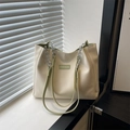 Borsa tote crema con manici verde chiaro, catena argentata e dettaglio etichetta - Verde