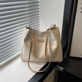 Borsa tote in ecopelle bianco crema con tracolla a catena d'argento e targhetta fashion - Cachi