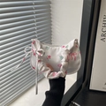 Weiße florale Schultertasche mit rosa Rosen, Schleife und gerafftem Griff im Tageslicht - Weiß
