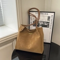 Grande borsa tote marrone kaki con tracolle intrecciate e texture scamosciata - Marrone