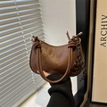 Borsa sottobraccio a mezzaluna marrone retrò con tracolla a nodi spessi e pelle cerata - Senza ciondolo / Marrone