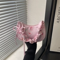 Schicke rosa Hobo-Tasche mit Rüschenriemen und Rosenmustern für die Modewinter 2026 - Rosa