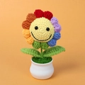 Handgemaakte gehaakte zonnebloem in pot met regenboogblaadjes en lachend gezicht - Kleurrijke Smile Gezicht Stijl