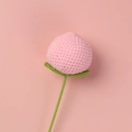 Detalle de una flor de durazno rosa tejida a ganchillo con hojas verdes y tallo de soporte - Tallo de Flor de Durazno (Sin Hoja)