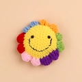 Colgante de girasol de ganchillo colorido hecho a mano con pétalos tejidos vibrantes - Cara Sonriente Arco Iris (Cabeza de Flor Individual)
