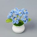 Vista detallada de flores de ganchillo azules tejidas a mano en maceta cerámica blanca - Azul