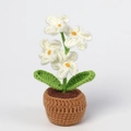 Mini planta en maceta de ganchillo hecha a mano flores blancas hojas verdes y maceta café - Flor de hojaldre blanca
